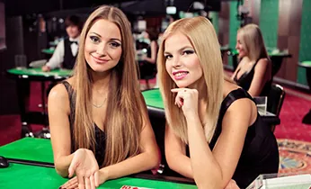 Màn hình điện thoại hiển thị ứng dụng 28bet với giao diện cá cược thể thao, màu cam và đen